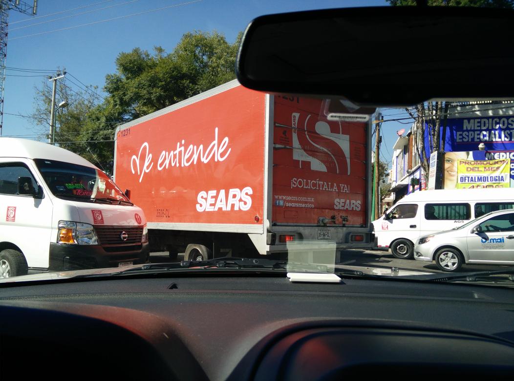 Daniel_Dana's tweet photo. @searsmexico Sus camiones en sentido contrario???!!!! #QUELESPASA #ENPRESAIRRESPONSABLE #RT http://t.co/q4jj359khh