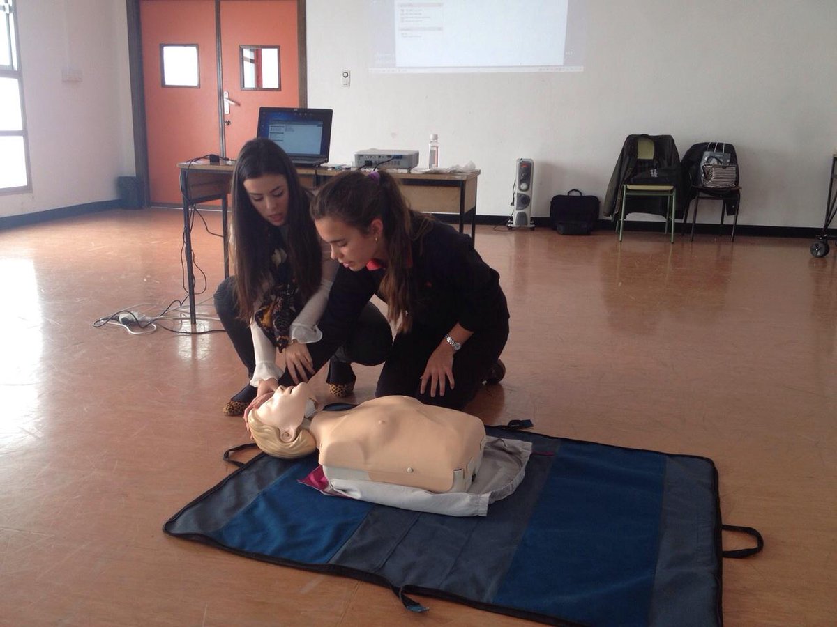 enfermeriaunav's tweet photo. Enseñando y aprendiendo a salvar vidas en @ReginaMundiGR http://t.co/dsW2NYwj2w