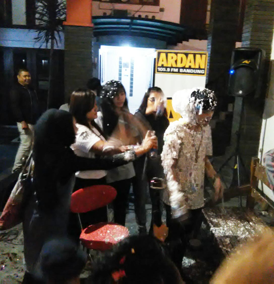 done interview di <a href="/ardanradio/">ARDAN RADIO 105.9 FM</a> langsung dapet surprise party hahha..  #LAKUKANLAH HBD <a href="/bismakarisma/">BISMA KARISMA</a> cc @bismaniacs