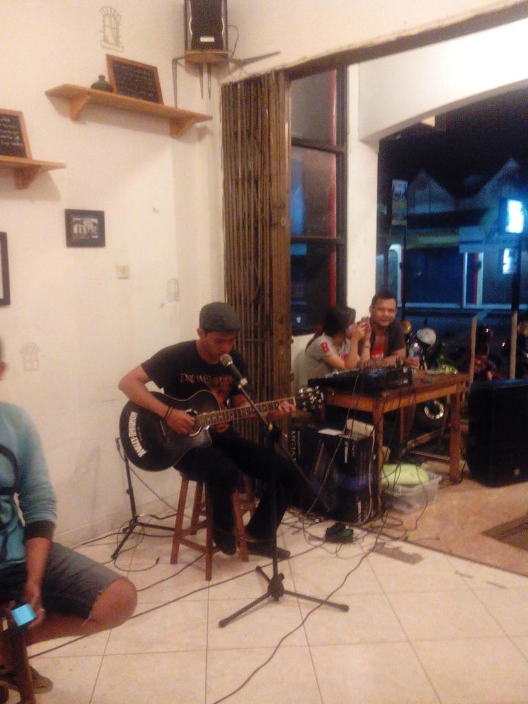 BardimanMusic's tweet photo. Yang belum tau @nimo_wish ini nih penampakannya lagi nggitar http://t.co/8NZvY87wEQ
