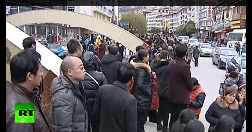 iNspirament_Esp's tweet photo. Mira el momento en que #China es golpeada por un terremoto de magnitud 5,9 (Video) http://t.co/kb2EMBkN0Y @VTEsp http://t.co/zfnljm1Ykx