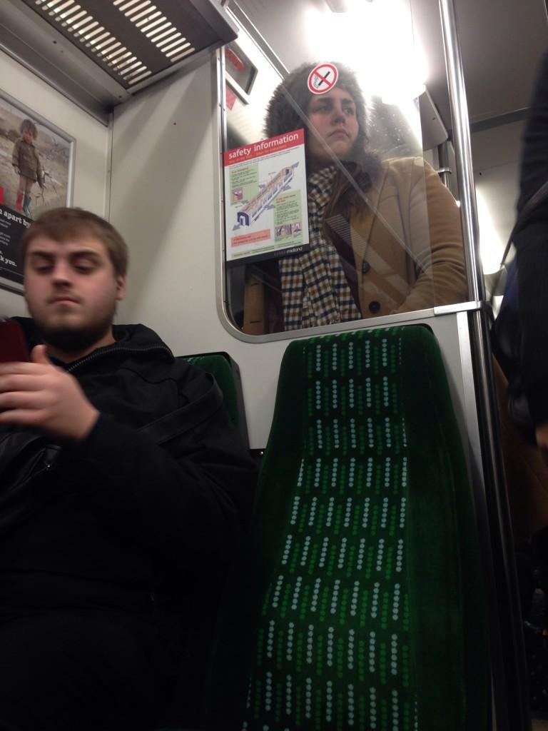 __Hazo__'s tweet image. This burd is flat against the window but there's no fucker behind her?

#Puddled