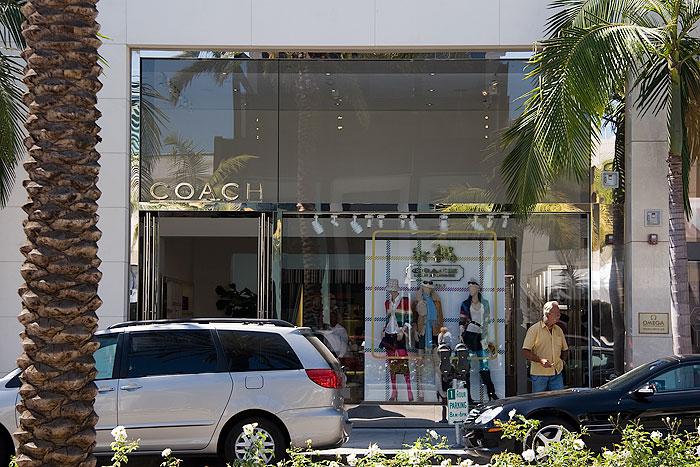 HarpersBazaarmx's tweet photo. A cargo de #StuartVevers y #StudioSofield, @COACH inaugura su nueva tienda en #RodeoDrive. #News http://t.co/16ID4MXyGC
