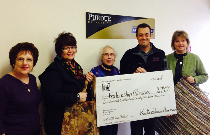 PurdueExtKosCty's tweet photo. Thank you to our homemakers who sold their homemade bags and rugs to raise funds for Warsaw's new homeless shelter! http://t.co/MfcbVi4Uoe