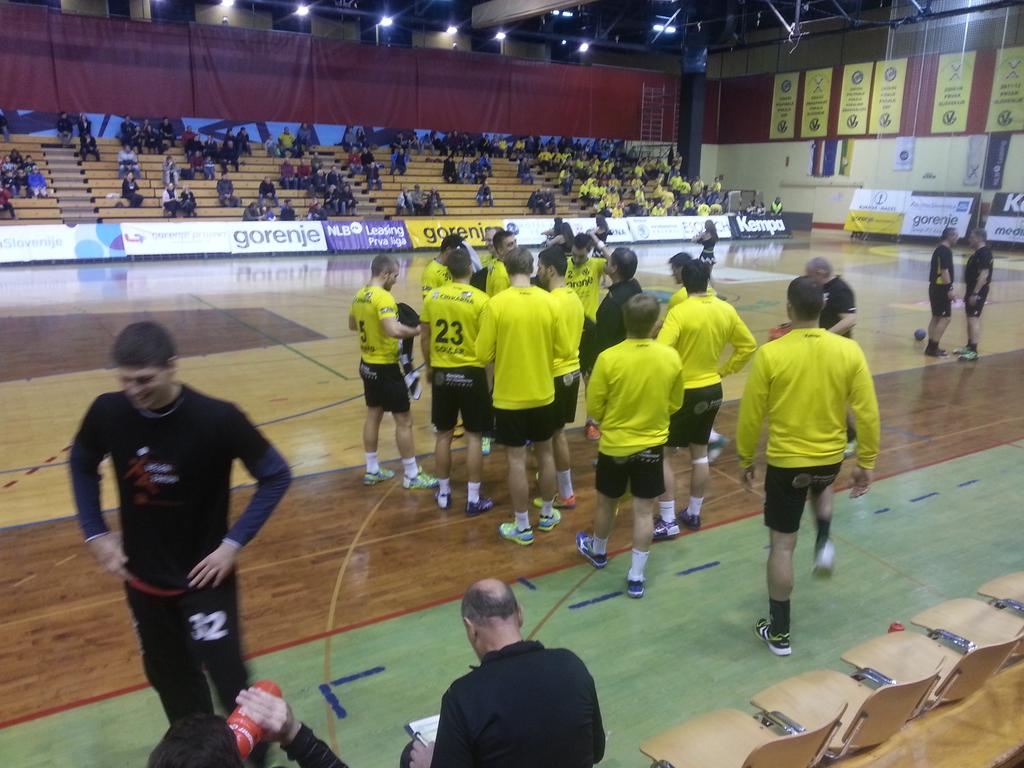 GorenjeVelenje's tweet photo. @Rk_Gorenje_V vs. @RK_Krsko 9:2
Stojakovic zedrugic posredoval z minuto odmora.
@PS_Sportal  #gorenje #velenje #rkgv http://t.co/imGDk6p7Ue
