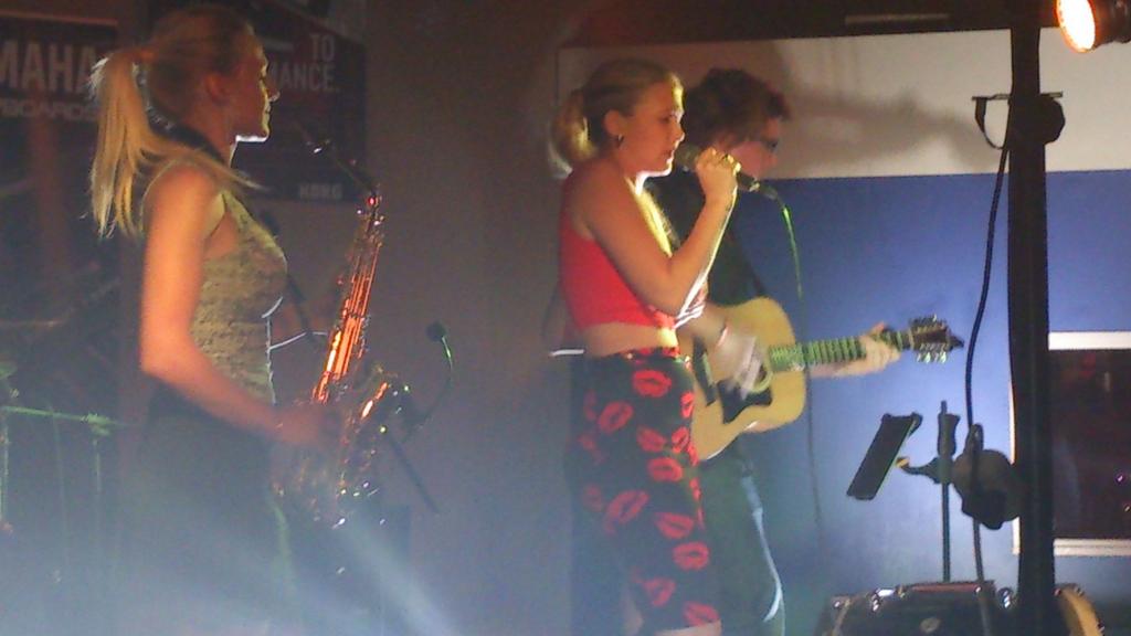 LoveSAGolf's tweet photo. .@CazzOfficial opening for @HowieCombrink album launch. Great, fresh voice! #EatItWhileItsHot http://t.co/byYiSqhMRb