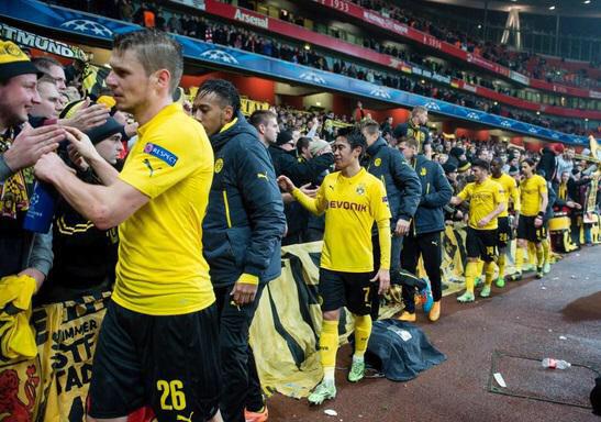 photosofootball's tweet photo. Borussia Dortmund players thanking their fans at the Emirates. #dortmund #respect #fans #Dortmund #ARSvsDOR http://t.co/h7W1c6NqX9