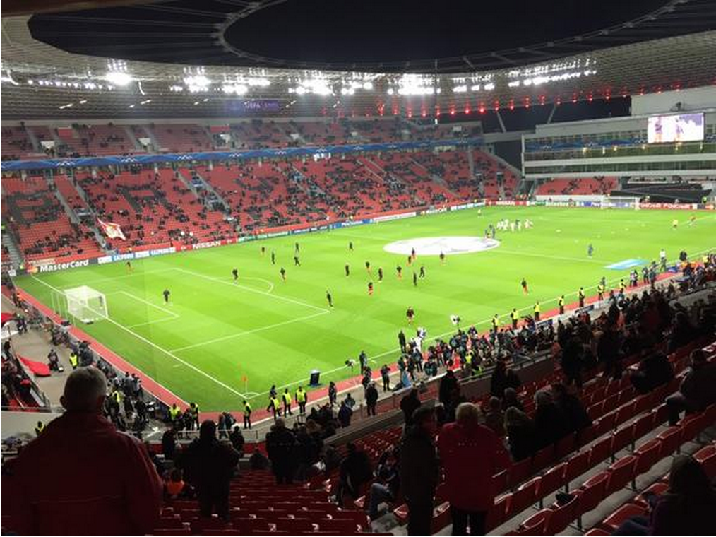 11Freunde_de's tweet photo. Die BayArena platzt aus allen Nähten, es ist angerichtet: Alle Spiele, alle Tore der #UCL bei http://t.co/qV1EhgOy2j http://t.co/JCy2sqIhEw