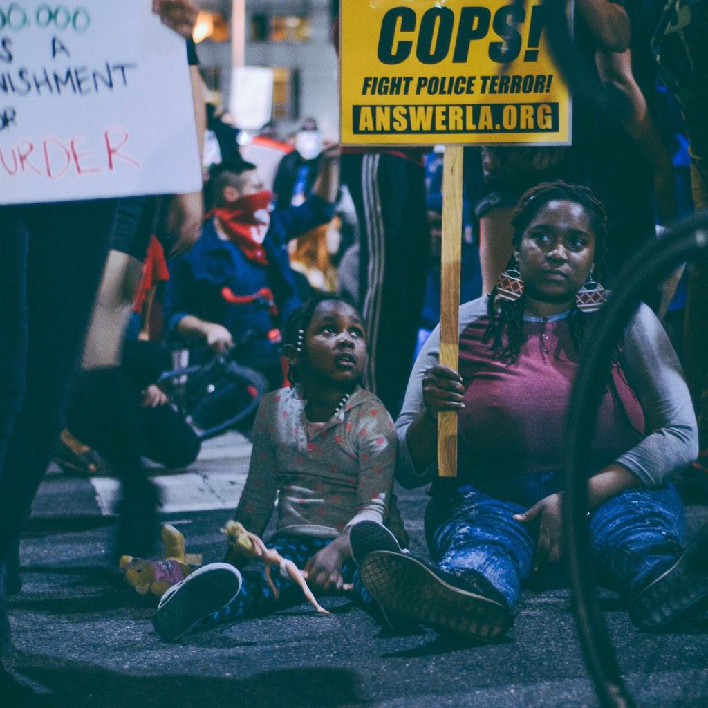 jvdotsls's tweet photo. #FergusonLA #JusticeForMikeBrown http://t.co/qF8GyYl7Lb