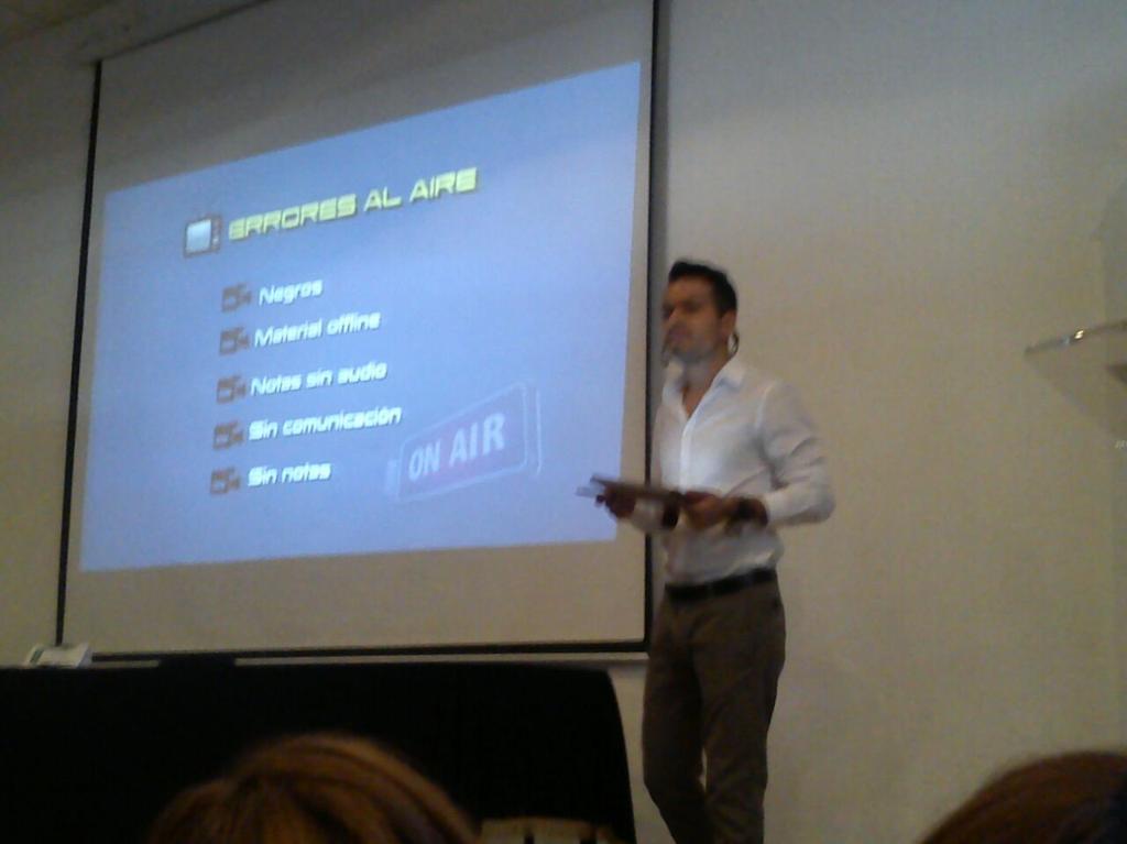 Festcom414unila's tweet photo. Errores al aire, negros(pantalla sin imagen) material offline, notas sin audio, sin comunicación y sin notas http://t.co/fgaQjYrOnV