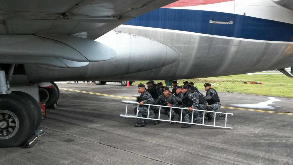 CortezDelfia's tweet photo. Organismos de seguridad realizan simulacro en Aeropuerto de Tocumén @TReporta @CriticaPa @rpc_radio @DiaaDiaPa http://t.co/50WtW6TRfW
