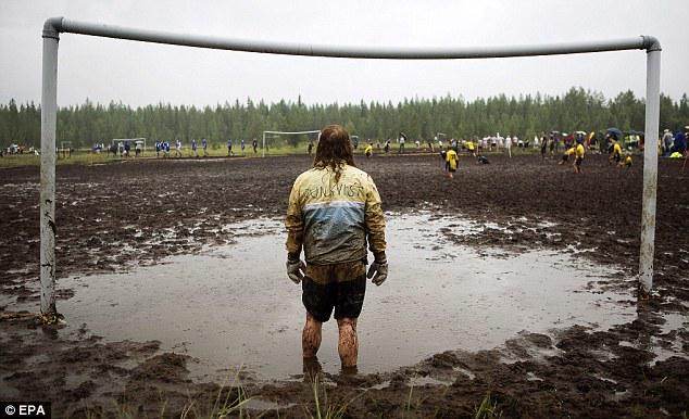 ActuFoot_'s tweet photo. Un dimanche matin en amateur... http://t.co/B3M8BLg7hY