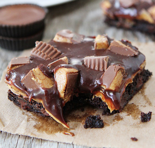 YummyImages's tweet photo. Chocolate and Peanut Butter Lover’s Brownies http://t.co/8rTv3jQBbd