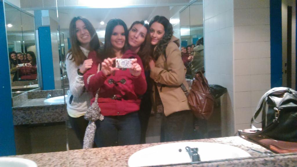 94mariiaa's tweet photo. Una de cine con las guapitas #sinsajo @AndreaMontera @lau_pdc @Miriamgnt http://t.co/SQalsi21CY