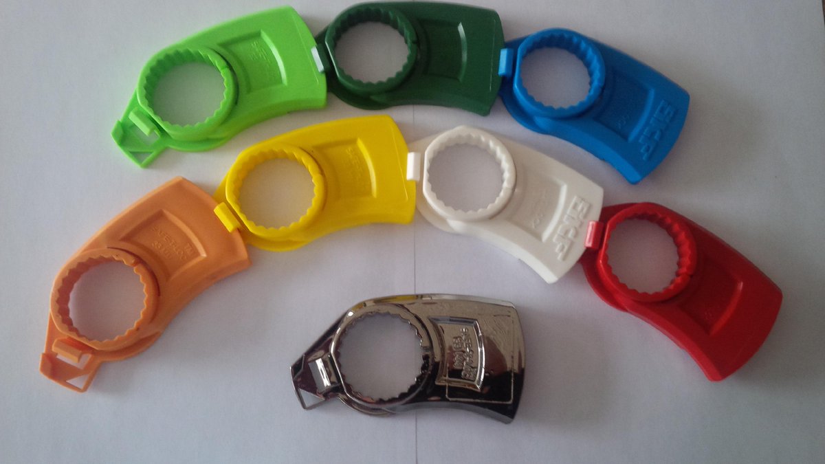 Rupsisabout's tweet photo. Fleet coloured Safe-T-Locs.#stopwheeloffs #reduceliability @fpands @SDCParts @SDCtrailers @cartwrightGr @NewsfromTRL http://t.co/OmbA0qNDEq