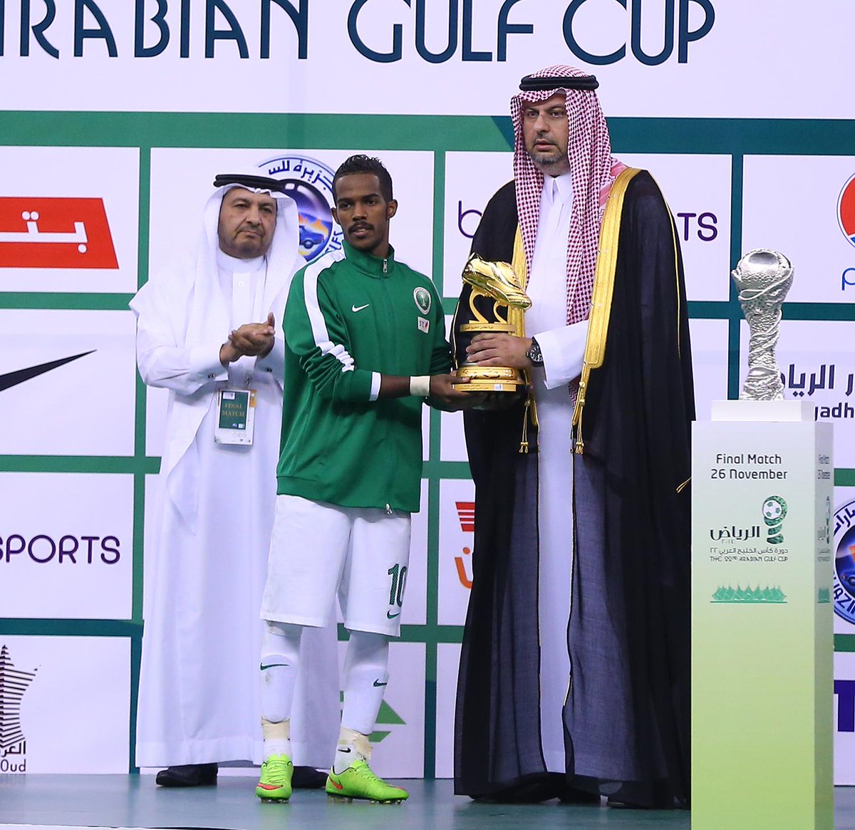 GulfCup22sa's tweet photo. علي مبخوت #الامارات هداف #خليجي22
نواف العابد #السعودية أفضل لاعب في #خليجي22 http://t.co/DnoyqJQIXW