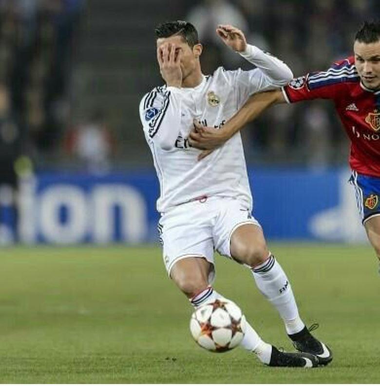 ElChirincirco's tweet photo. PRECIOSA imagen de CRISTIANO tapándose la cara en HOMENAJE a un niño que NO tiene cara. El lado mas HUMANO de CR. http://t.co/KP2OL0Ix7D