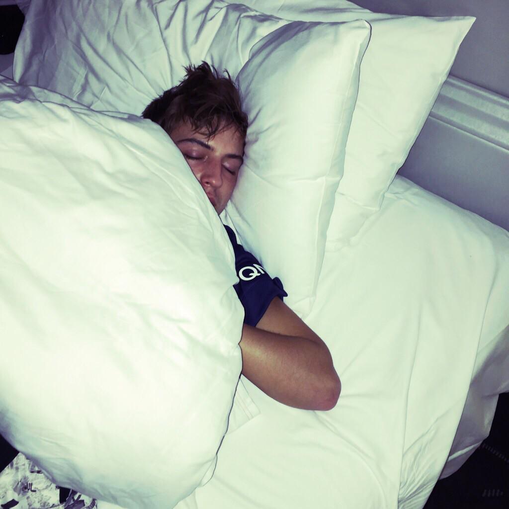 LilKleine's tweet image. En inplaats van me optijd wakker maken maakte @jimaasgier een foto van me 😭 F*CKINGLOVEYOUJIM