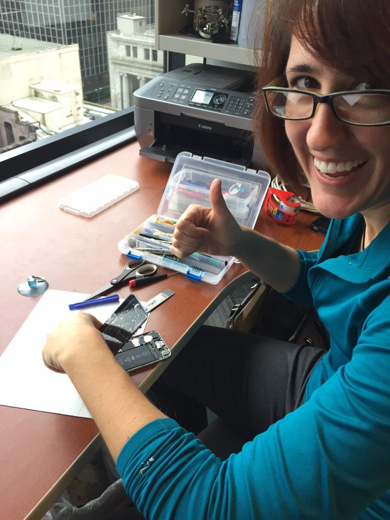 SeeJaneFix's tweet image. Jules working on an #iPhone6 Customer broke it 2 days after he bought it #truestory