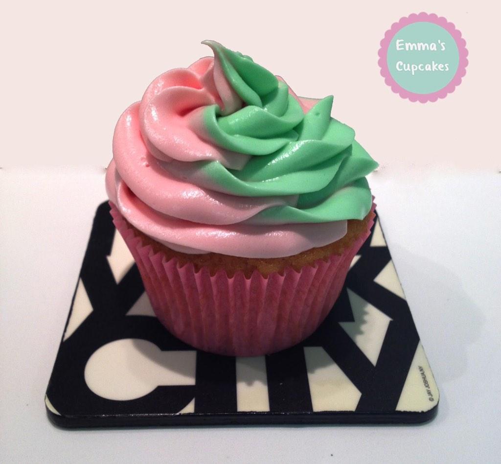 Emmas_cupcakes's tweet photo. Nueva #receta en el #blog #cupcakes de #frambuesa y #arandanos ! #raspberry #blueberry http://t.co/Ejlj0lXY8g http://t.co/xt6ZOLC8Bb