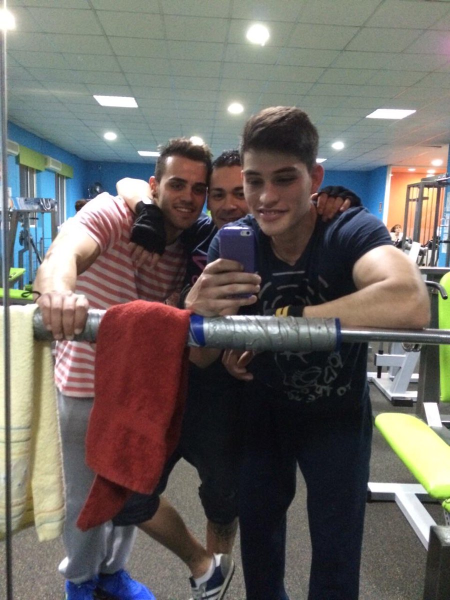 Alex_astRS's tweet photo. Buena tarde noche....jejeje @EstivenZakras http://t.co/n1KQpfKpG1