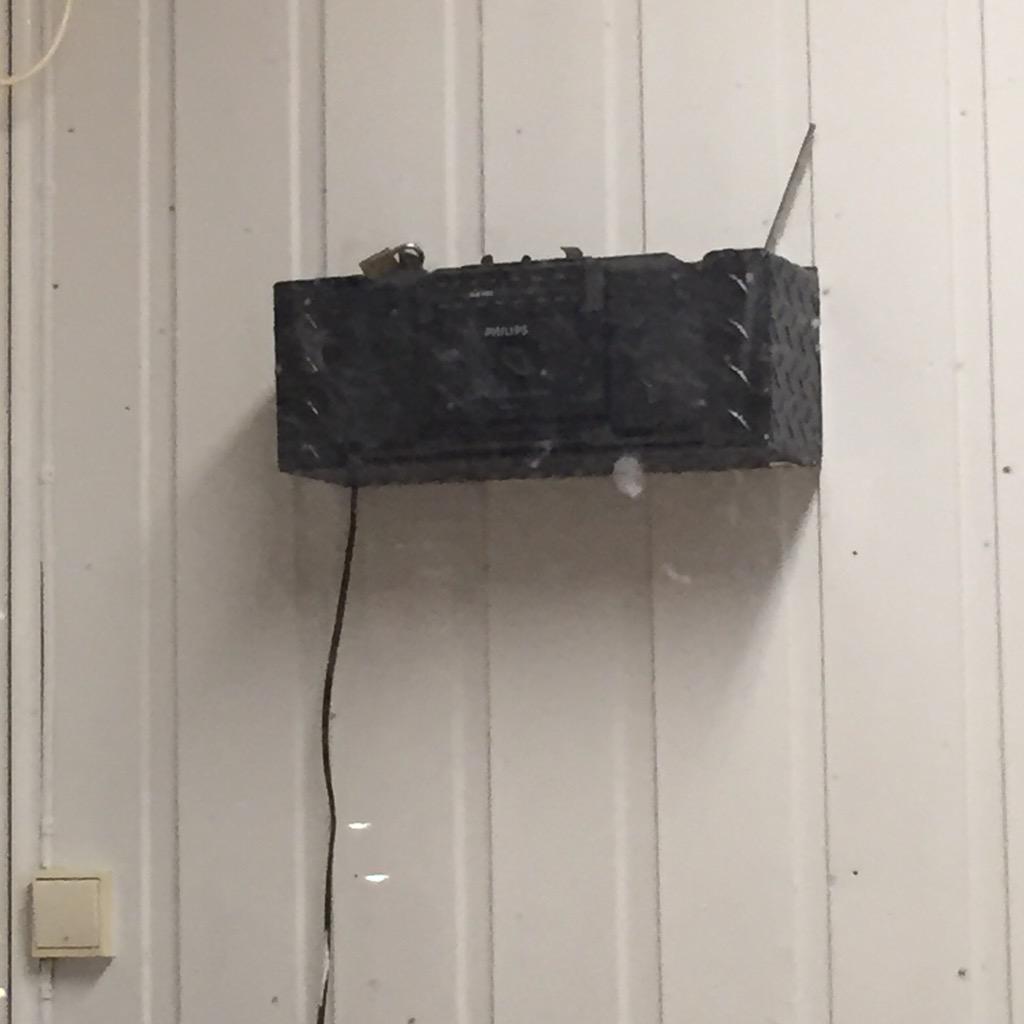 paulgronseth's tweet photo. @Ruter satser på sjåførenes kulturtilbud. I bua på Simensbråten har de kjøpt hengelås. Kassettspillertyv? Sjanseløs! http://t.co/XycQB2E6Hs