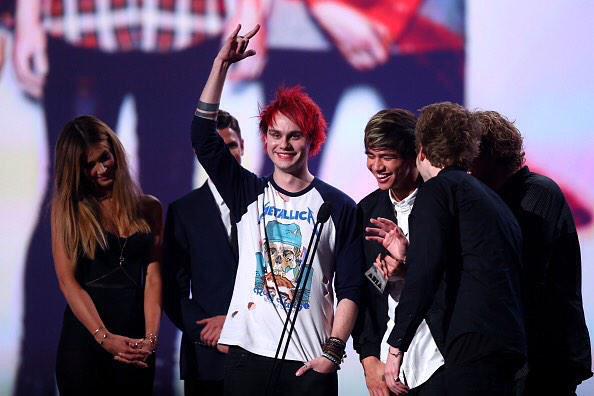 5SOS_Hotel_Info's tweet photo. The boys accepting their award yesterday http://t.co/KDZLdVZnpe
