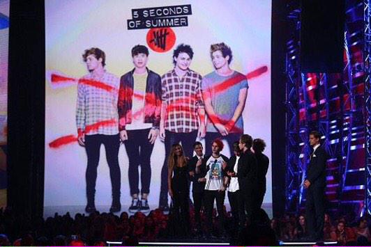 5SOS_Hotel_Info's tweet photo. The boys accepting their award yesterday http://t.co/KDZLdVZnpe