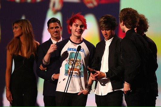5SOS_Hotel_Info's tweet photo. The boys accepting their award yesterday http://t.co/KDZLdVZnpe