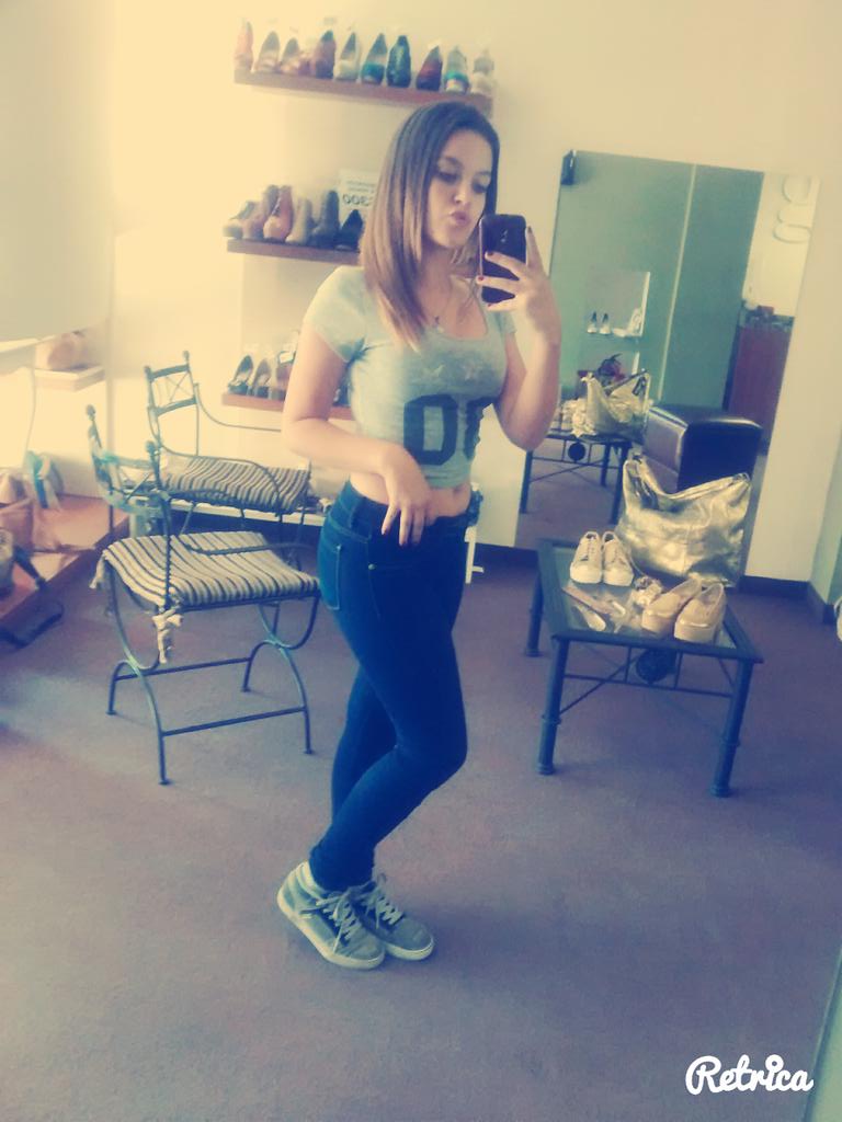 Ivana_Zelayaa's tweet photo. #MartaG #local #tarde #charlas #aburrisss http://t.co/OEJIpTNHXR
