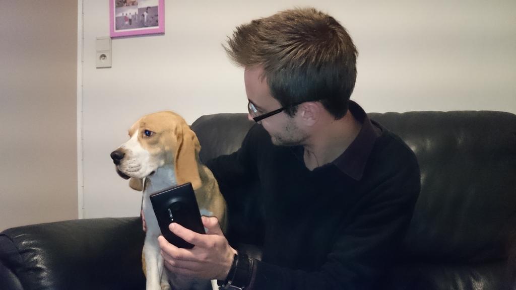 Chafouin_'s tweet photo. #TelQueVousLeVoyez j'essaie d'intéresser mon chien à @logicimmo http://t.co/EMtB8DPh1q