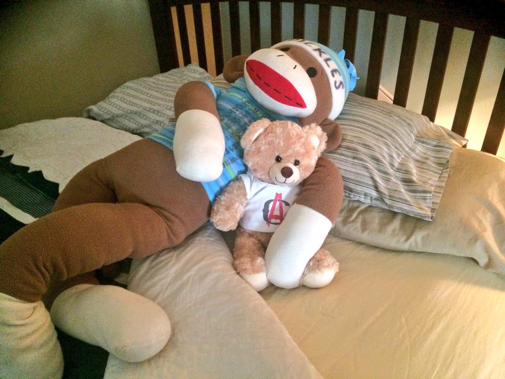 WifeMeWilk's tweet photo. "@Beckylynnwynn: I'm sure they love when I make up the bed for them! 🙈😝 http://t.co/E7L5qO7CMz" AWE 😍😍😍😍😍
