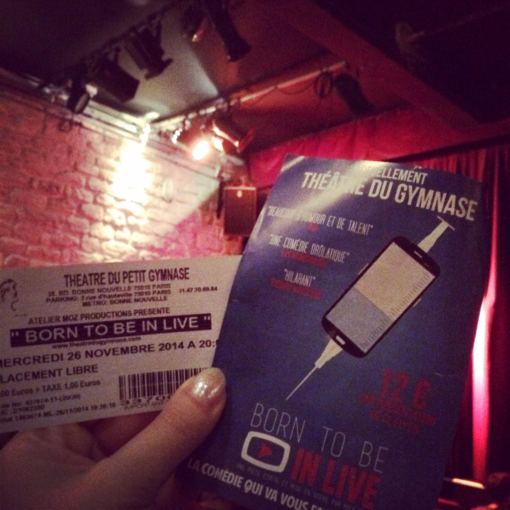 Emilie_Ros's tweet photo. Je vous conseille (de ouf) @BorntobeinLIVE ! A tous les live twittos, les #socialmedia addicts : foncez :-) #Theatre http://t.co/v5UCVU7iaz