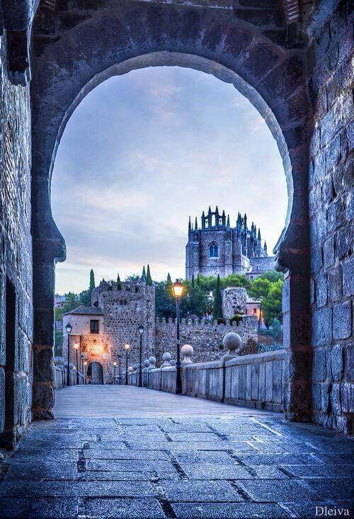 _Paisajes_'s tweet image. Portal medieval, Toledo, España.