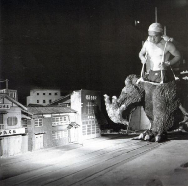 CoinWuTang's tweet photo. Godzilla, detrás de las cámaras. 1954. http://t.co/GZxrEt70aX