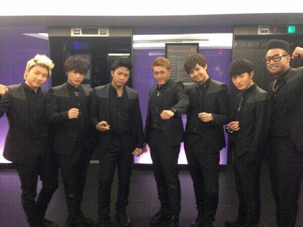 Uzivatel 片寄しょうキング Na Twitteru Geneは黒スーツが似合うね どの衣装も似合うけど 黒スーツが一番 めっちゃ かっこいいです Generations 黒スーツ Http T Co Zvmzwebxbx Twitter