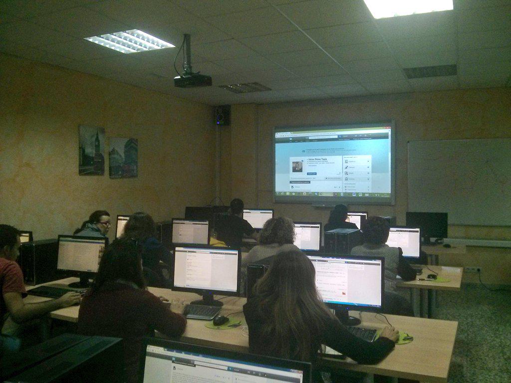 eciformacion's tweet photo. Alumnos del curso #redessocialesparaelempleo editando y mejorando su #perfillinkedin http://t.co/7g9zEpDQDV