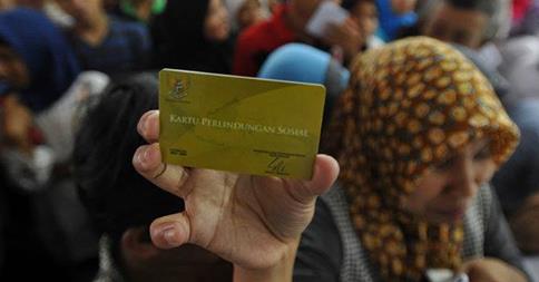 "<a href="/merdekadotcom/">Merdeka.com</a>: Kartu klrg miskin dijual 100ribuan oleh aparat desa. Boleh dicicil pula --> mdk.to/Ggo5 "