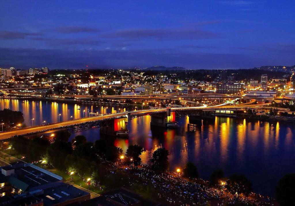 SnapNw's tweet photo. Rt for the Oregon coast stars.
Fav for the Portland city lights. http://t.co/0IbfdAnKn6