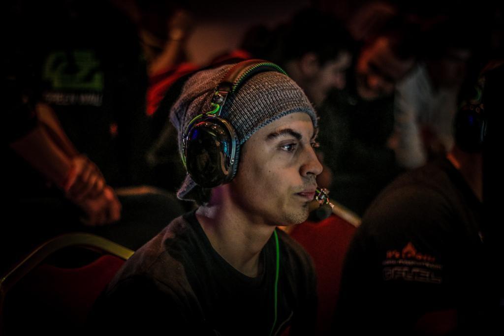 MortalityeS's tweet photo. Old man @Kirby_mT from #MortalityCOD is streaming 8s, scrims, and GBs http://t.co/vLUlS48rLH http://t.co/1kx6bX1jMN