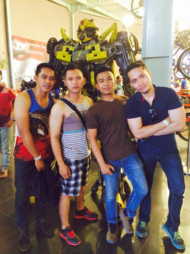 WandyAwan's tweet photo. @HUNK_TROY km yg paling kanan ya bro? http://t.co/h4cqCogu9a
