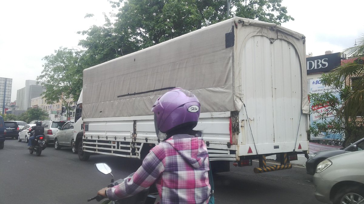 Sultanviant's tweet photo. RT"@TMCPoldaMetro: 15:00 Lalu lintas dari Sunter arah ke Jl. Boelevard Barat padat http://t.co/wPeG6UUQqr (Photo:@ptnitour_inn)"