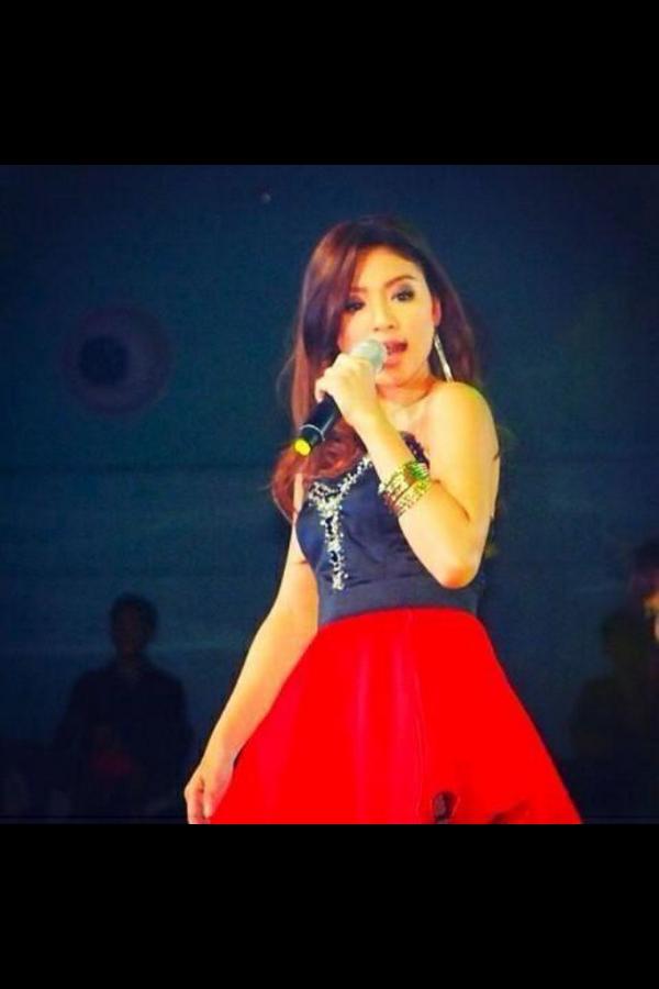JaDineKnights's tweet photo. OUR QUEEN <3 ♥♥ During DNP Concert :)
#DNPThrowback http://t.co/ufSYEvW7Hs
