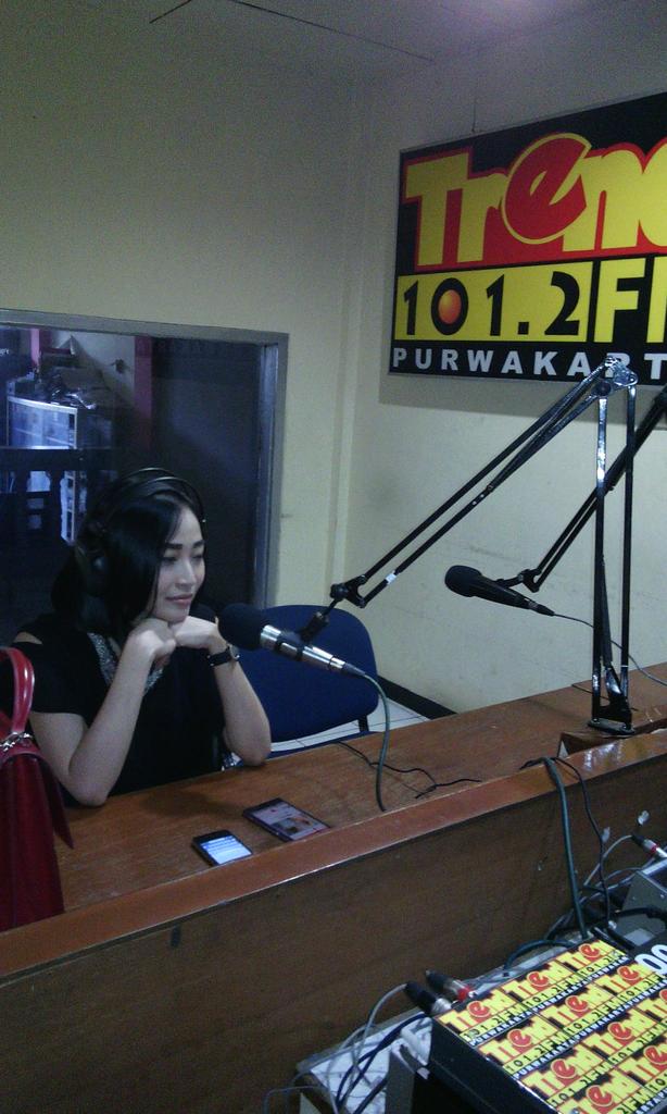 whyimages_'s tweet photo. nihhh sobat trend kita kedatangan @rinni_w yuhhuu mari merapat di #restarea1012 stay tuned. http://t.co/k3ILT6ckSL http://t.co/INa0WD9xDW