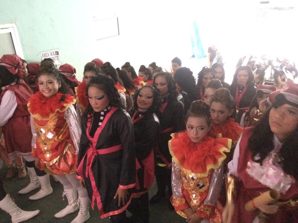 KFLfajar's tweet photo. Ini dia tim dance SMP yang masuk babak BIG FIVE, lagi pana cenat cenut nih jantungnyaa #FINALPARTYHONDAKFL2014 http://t.co/xCx1Nmh8Vs