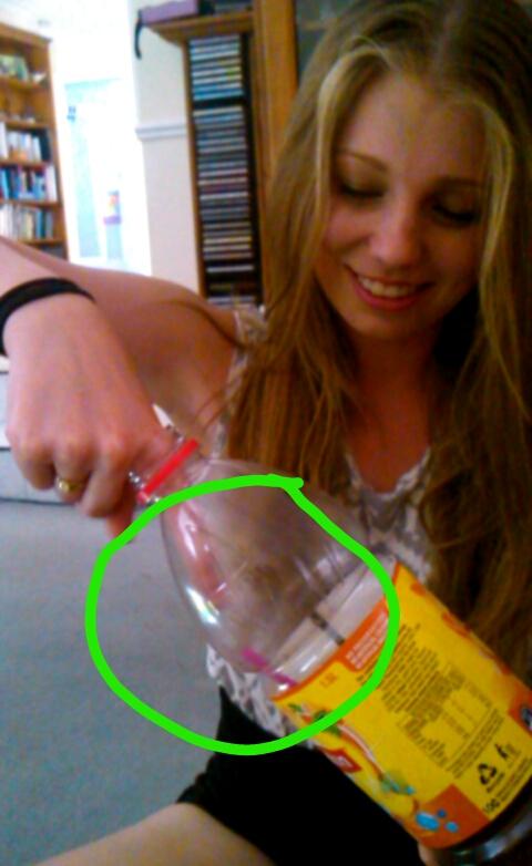 Snow_Fluke's tweet photo. She's in need of your fingers @Ashton5SOS #strawproblems http://t.co/wokIgSJ6Cr