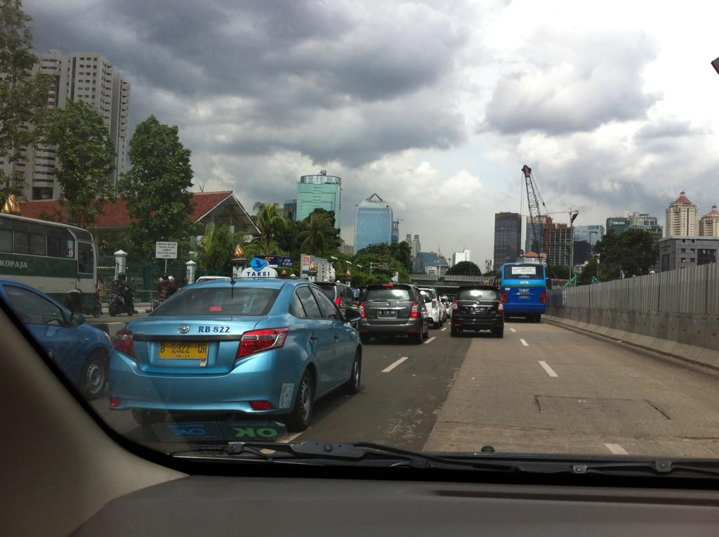 13.50 Jl sudirman depan Gbk ke arah semanggi padat merayap, cuaca mendung <a href="/SonoraFM92/">Radio Sonora Jakarta</a>