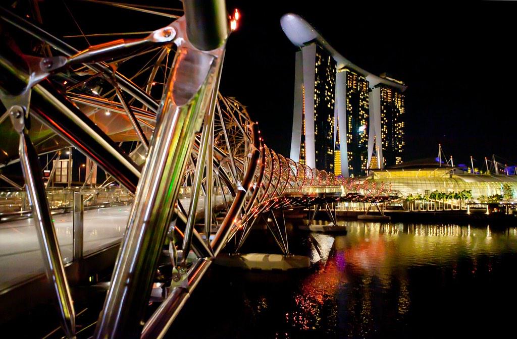 florencemaduli's tweet photo. Marina Bay Sands has the highest rooftop infinity pool and also has the best city skyline view in Singapore! #travel http://t.co/6xUOwdIqAn