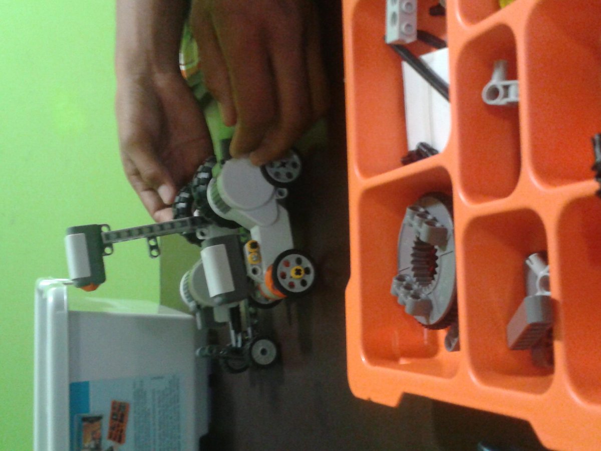 krmayank13's tweet image. @SDarkFantasy Enjoying Robotics lab in my College. #robotmakers  . #LiveYourMoment .A very Unique experience that was