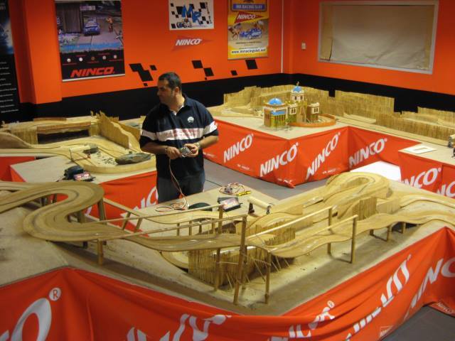 MRRacingSlot's tweet photo. Categoría MARATÓN(sin copiloto)Tener cabeza Ir rápido sin salirse Un título muy valorado por la organización #SlotCar http://t.co/2zza0U7yY0